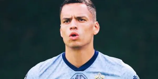 Rodrigo Aguirre quedó dentro del área y sacó un zurdazo que no llevaba potencia y el portero español Óscar Whalley atacó muy mal