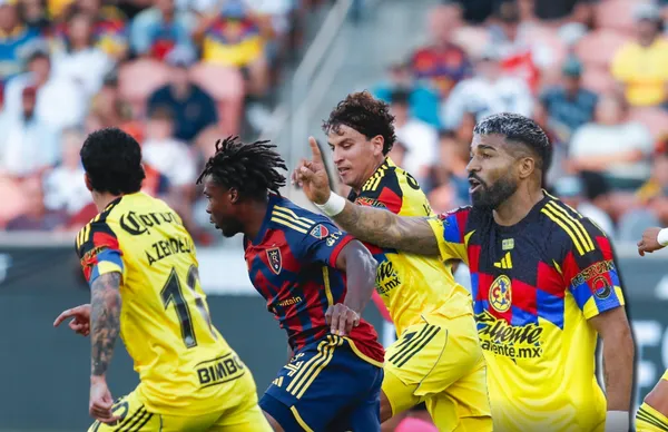 Rodrigo Aguirre y jugadores disputando balón/ Foto Club América.
