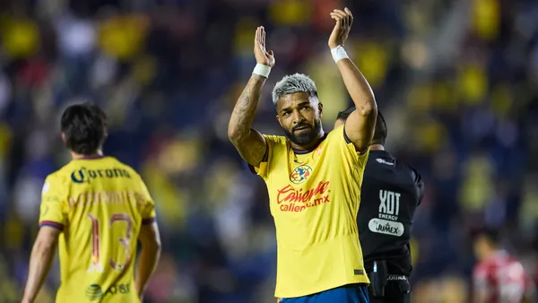 Rodrigo Aguirre y un jugador de Toluca discutieron | Foto: MexSport