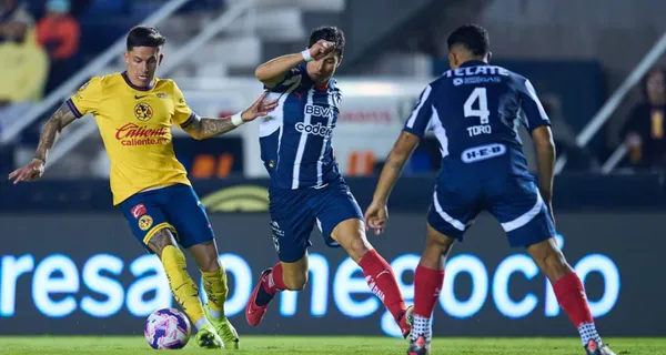 Rodríguez cuida la pelota ante la marca de dos jugadores de Rayados (Fuente: Mexsports)
