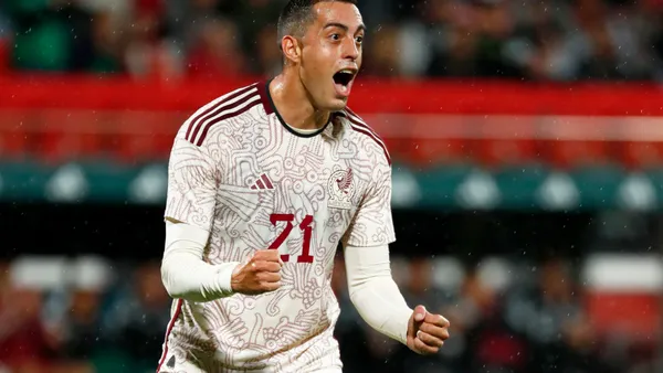 Rogelio Funes Mori con la playera de la Selección Mexicana (Foto The Dallas News)