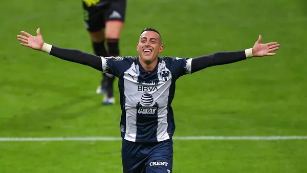 Rogelio Funes Mori festejando con la afición (Foto: La Opinión)