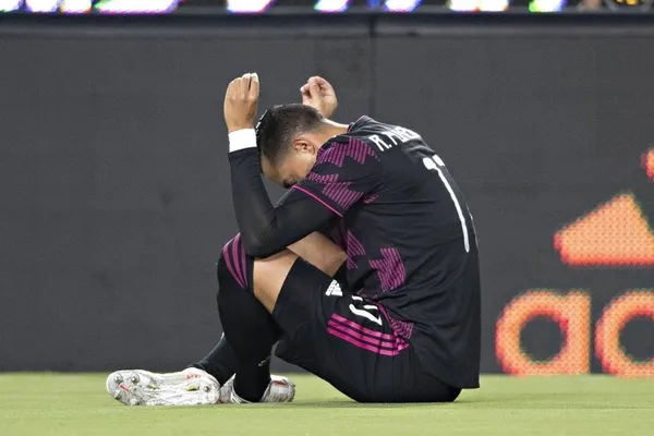 Rogelio Funes Mori no hizo mucho ante El Salvador, pero tiene su padrino entre el grupo de seleccionados quien lo defendió