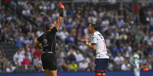 Rogelio Funes Mori perdió la cabeza y el árbitro lo terminó por expulsar del Monterrey vs Santos