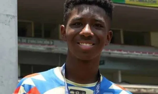 Roger Benítez posa con su medalla de campeón con América / Imago