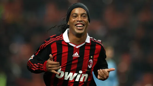 Ronaldinho celebrando un gol (Foto: Transfermarkt)