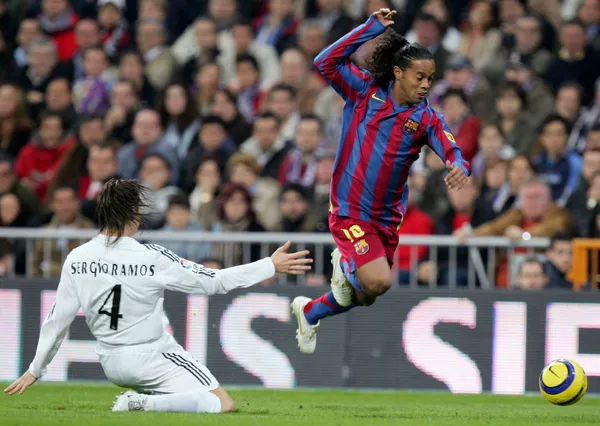 Ronaldinho deslumbró al mundo con su futbol, y estas son las razones por las que muchos lo ponen por encima de Messi y Cristiano Ronaldo.