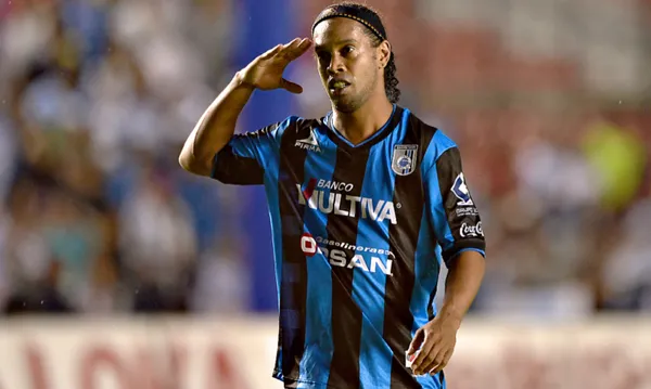 Ronaldinho festeja gol con el combinado de Gallos Blancos (Fuente: Mexsports)