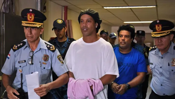 Ronaldinho Gaúcho escoltado por policías (Foto: Los Angeles Times)
