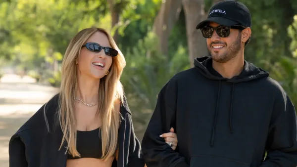 Saioa Cañibano y Carlos Vela luciendo la ropa deportiva de Howea (IG de Carlos Vela)