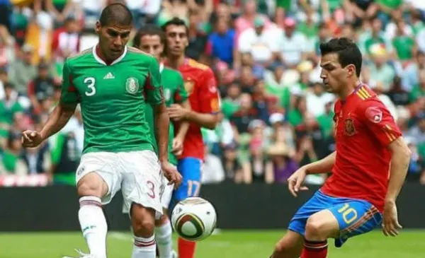 Salcedo busca una pelota ante Fábregas (Fuente: Mexsports)