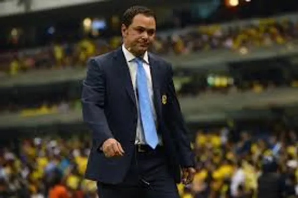 Santiago Baños podría salir del América.