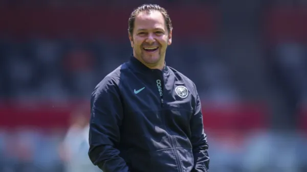 Santiago Baños riéndose en medio de las prácticas del Club América