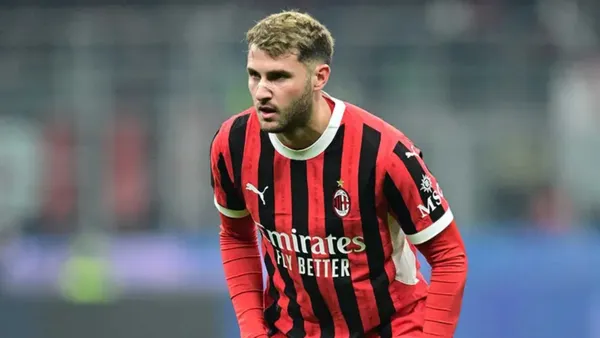 Santiago Giménez continua aportando al Milan, ahora con asistencia y sus números impresionan | Foto: Reuters