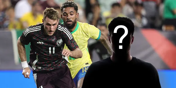 Santiago Giménez disputa un balón ante la Selección brasileña