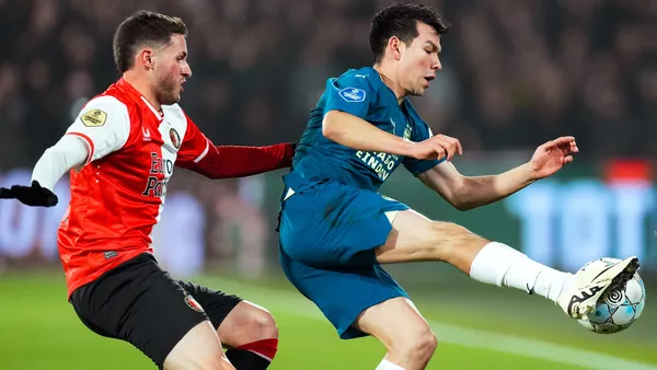 Santiago Giménez e Hirving Loza o durante el duelo entre Feyenoord y PSV