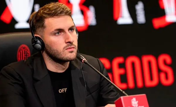 Santiago Giménez en conferencia de prensa (Fuente: Milan)