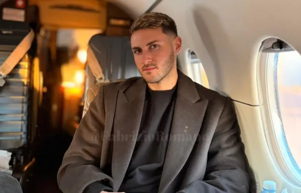 Santiago Giménez en el vuelo a Italia (Fuente: Fabrizio Romano)