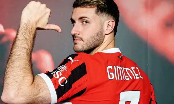 Santiago Giménez en su presentación como jugador del Milan (Fuente: Milan)