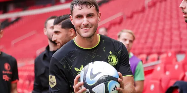 Santiago Giménez es el actual líder de goleo en la Eredivisie