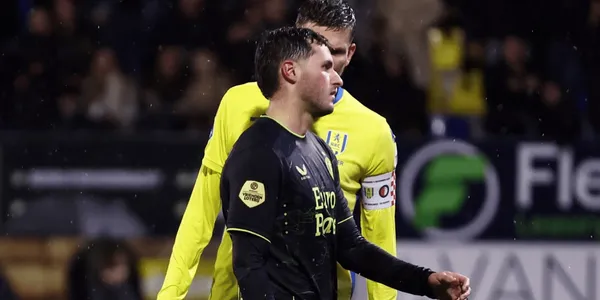 Santiago Giménez falló un penal en el duelo del Feyenoord y el capitán del equipo del Waalwijk reaccionó en contra del mexicano