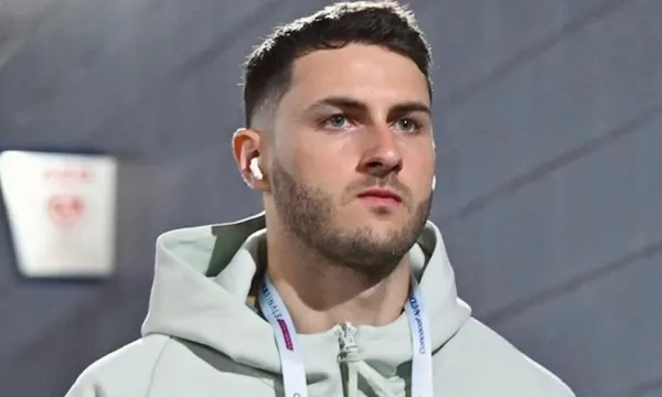 Santiago Giménez ingresando a un estadio de fútbol (Fuente: Goal)