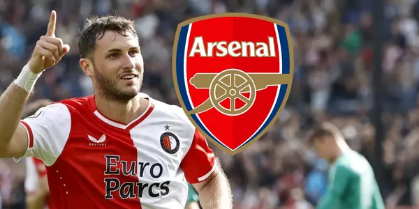 Santiago Giménez junto al escudo del Arsenal / FOTO AFP