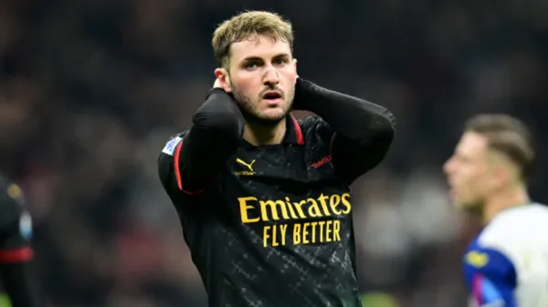 Santiago Giménez lamentándose un gol fallido con AC Milan (Foto: Diario ESTO)