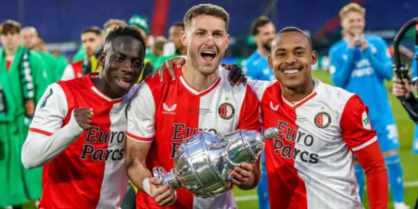 Santiago Giménez levantando la Copa de los Países Bajos con Feyenoord / Foto: Getty Images