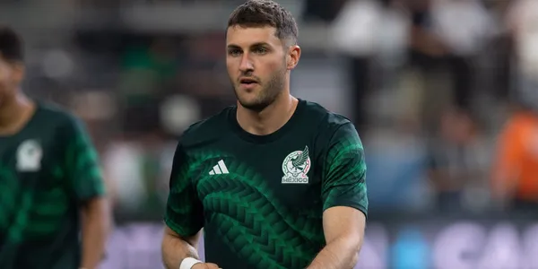 Santiago Giménez no fue titular ante gana y el rostro del delantero que refleja su malestar