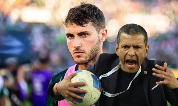 Santiago Giménez no juega por un tema de interés de televisoras, según Flavio Azzaro.