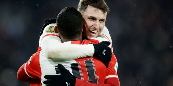 Santiago Giménez no se cansa de recibir reconocimientos en la Eredivisie.