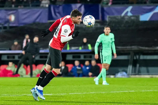 Santiago Giménez podría jugar su último partido de Champions League en la temporada.