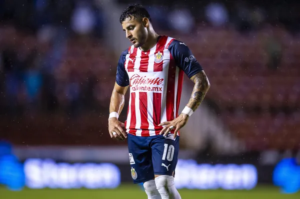Santiago Giménez podría ser una opción para Chivas en caso de que Alexis Vega no siga en el Rebaño.
