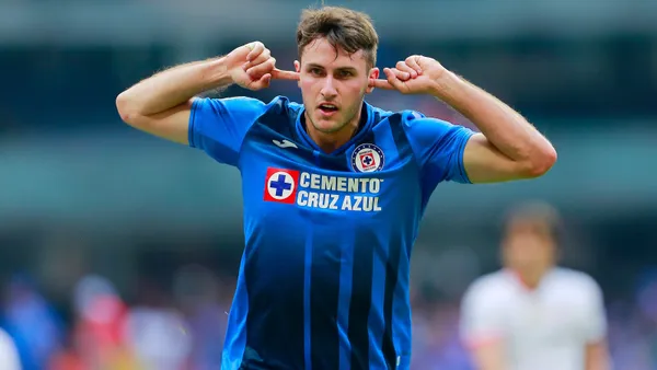 Santiago Giménez se marchó para Países Bajos y así reaccionó tras ver que Cruz Azul ganó ahora que ya no está