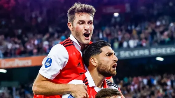 Santiago Giménez se vuelven figura en la Eredivisie vuelve locos a la prensa internacional