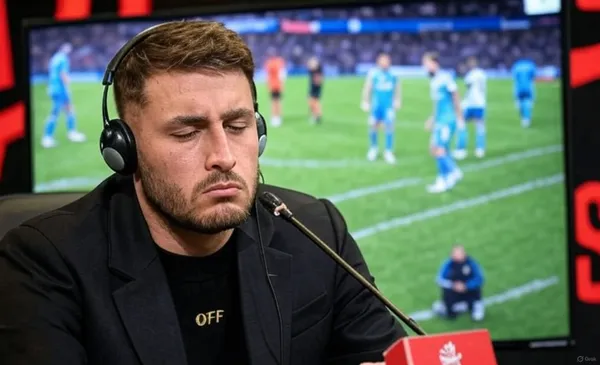 Santiago Giménez triste en conferencia de prensa (Fuente: Milan y Gronk)