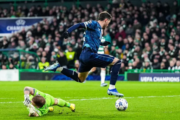 Santiago Giménez y compañía se miden a un rival a modo.