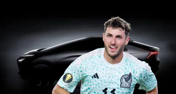 Santiago Giménez y el coche con el que apareció en las redes sociales.