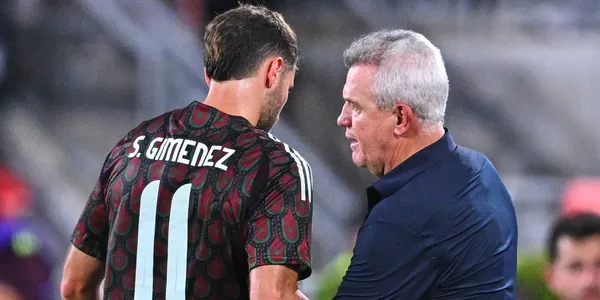 Santiago Giménez y Javier Aguirre (Fuente: Mexsport)