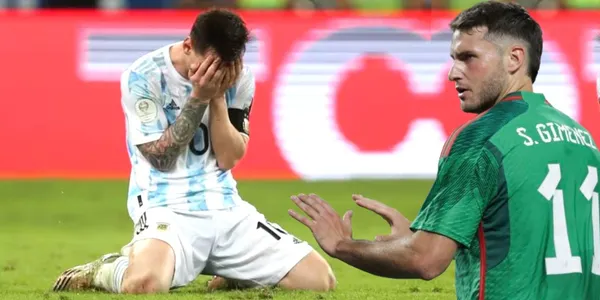 Santiago Giménez y la bofetada qué le da a la Selección Argentina donde juega Lionel Messi