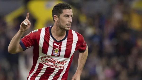 Santiago Ormeño con la camiseta de Chivas (Foto: Marca).