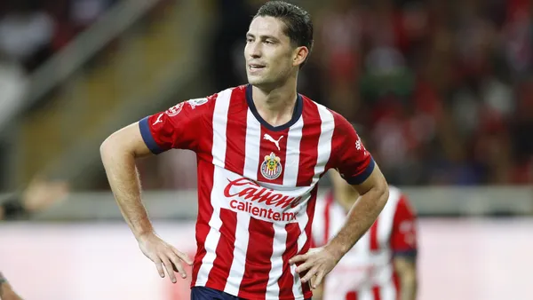 Santiago Ormeño con la camiseta de Chivas. (Foto: TV Azteca)