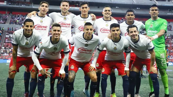 Santiago Ormeño debutó como titular en Chivas, pero uno de sus compañeros estuvo del todo contento