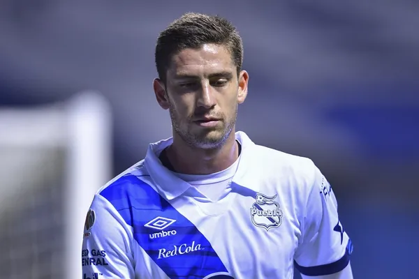 Santiago Ormeño no metió ni las manos en el duelo entre Puebla y Santos Laguna; se ganó un nuevo apodo.