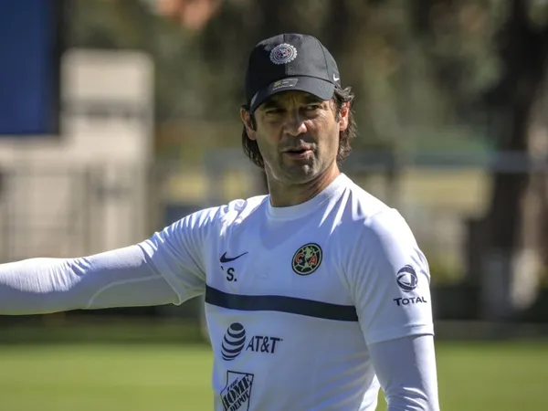Santiago Solari es uno de los técnicos con más renombre que trajo el América. No tanto por sus títulos, sino por su lugar de procedencia. El hombre que supo estar al frente del Real Madrid tiene un historial interesante para compartir.
