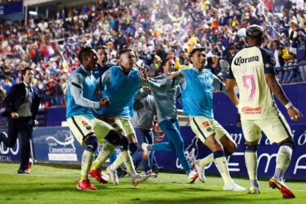 Santiago Solari se acordó de sus épocas de jugador y como un aficionado más se acercó a Roger Martínez tras la pintura de gol que se mandó