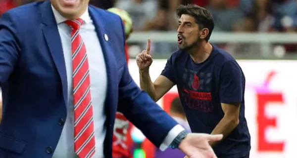 Se cuestiona el entrenador de las Chivas por perdonar a Alexis Vega, hay un entrenador que si consideraría dirigir el Guadalajara y está listo para echar a Vega Calderón y otros indisciplinados.