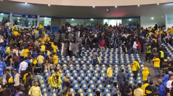 Se enfrentaron seguidores de ambos equipos en imágenes que no se vieron en la transmisión