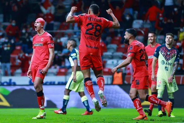 Se juega el primer partido de las Semifinales.